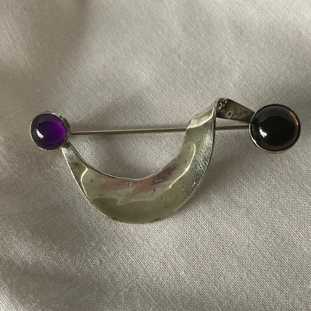 2 stone brooch. Amethyst and ? in silver